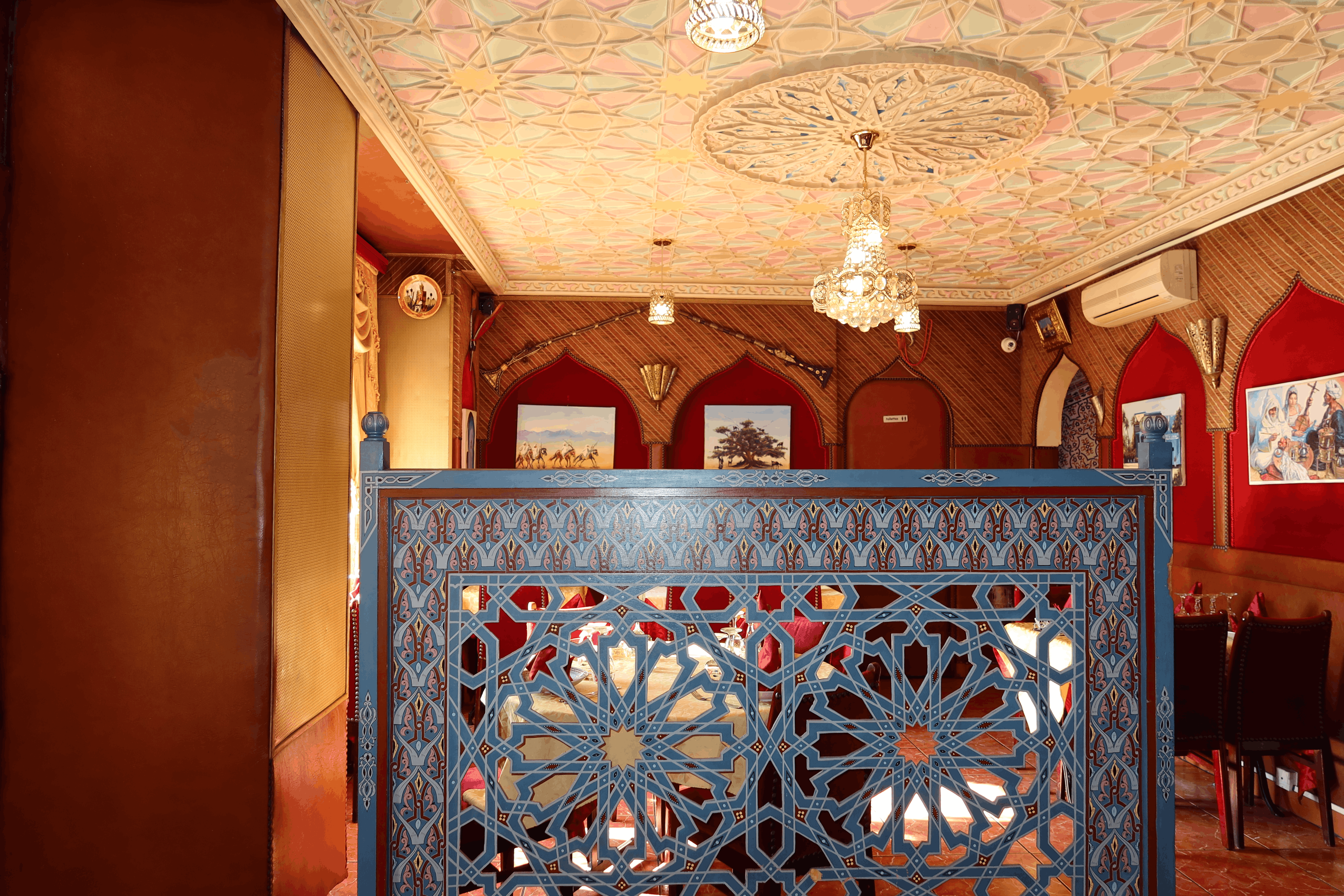 Intérieur chaleureux du restaurant Soleil de Marrakech